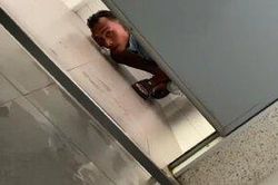 Dùng nhà vệ sinh công cộng, cô gái hoảng hốt trước hành động của gã biến thái
