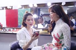 Cùng song ca 'Anh cứ đi đi' nhưng Hari Won say mê Ngọc Trinh hát đến mức quên cả lời
