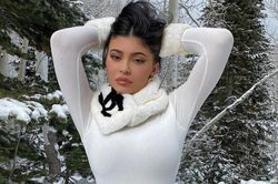 Thời tiết mùa Đông có âm độ chả ngăn cản được Kylie Jenner khoe dáng trong bộ bodysuit mỏng manh