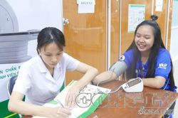 Tổ chức khám bệnh miễn phí cho sinh viên Lào, Campuchia tại TPHCM