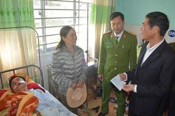 Thăm hỏi động viên các nạn nhân bị tai nạn giao thông ở Chư Pưh