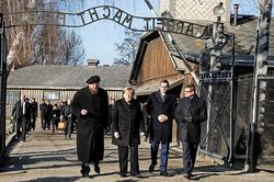 Bà Merkel lần đầu đến nơi đó