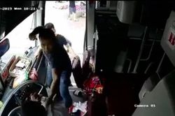 Clip: Côn đồ lộng hành tấn công tài xế và phụ xe khách tuyến Hải Phòng - Vinh