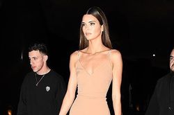 Kendall Jenner mặc gợi cảm đi ăn tối
