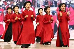 BỒI ĐẮP TÌNH YÊU VĂN HÓA TRUYỀN THỐNG CHO GIỚI TRẺ