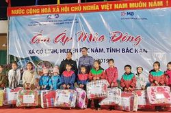 Trao tặng hơn 370 suất quà cho các em học sinh huyện Pắc Nặm