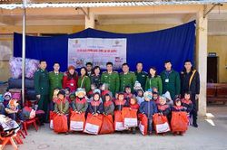 Công an Thủ đô sẻ chia với trẻ em nghèo nơi địa đầu Tổ quốc