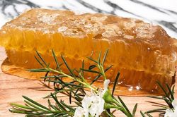 Bí mật đằng sau loại mật ong đắt nhất thế giới