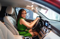 Nam Thư mua xe hơn 2 tỷ đồng mừng tuổi 32