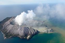 Khói ngút trời trên đảo nơi núi lửa phun trào ở New Zealand