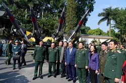 Thủ tướng Nguyễn Xuân Phúc tham quan trưng bày vũ khí và khí tài tại Hội nghị Quân chính toàn quân