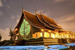 Du khách kéo nhau đến xem ngôi đền 'phát sáng' trên đỉnh đồi ở Thái Lan