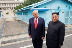 Các cựu Bộ trưởng Quốc phòng 'bắt lỗi' ông Trump trong đàm phán hạt nhân với Triều Tiên