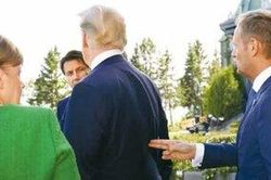Làm động tác 'chĩa súng' vào Trump, cựu chủ tịch Hội đồng châu Âu bị chỉ trích