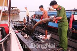 'Cuộc chiến' với 'cát tặc' vẫn tiếp diễn trên sông Đồng Nai
