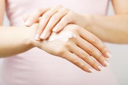 Cách đơn giản giúp bảo vệ, trẻ hóa làn da đôi bàn tay