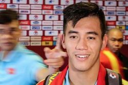 Trêu chọc đồng đội đang phỏng vấn là 'truyền thống' của hội cầu thủ