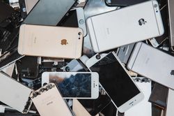 Hàng nghìn chiếc iPhone bị vứt mỗi tháng vì Apple thích bảo mật