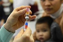 Bé 6 tháng tuổi suýt chết sau khi tiêm kháng sinh