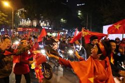 Cả nước xuống đường mừng chiến thắng lịch sử của bóng đá Việt Nam