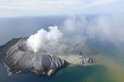 New Zeland: Núi lửa bất ngờ phun trào, 5 người thiệt mạng