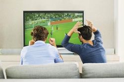 Ham mê bóng đá, chồng lén lấy 10 triệu khao bạn bè nếu đội nhà thắng