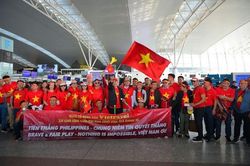 Hàng nghìn cổ động viên 'nhuộm đỏ' sân bay 'tiếp lửa' cho U22 Việt Nam