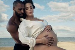 Mẫu béo Ashley Graham chụp ảnh bầu táo bạo bên chồng