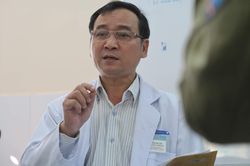 Cứu thầy giáo thoát cảnh mặc quần 'mỗi ống 1 size' vì khối bướu khổng lồ
