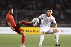Văn Hậu ghi bàn với đầu gối đầy máu đỏ