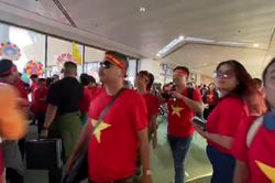 Cận cảnh các cổ động viên Việt Nam 'đại náo' sân bay Manila