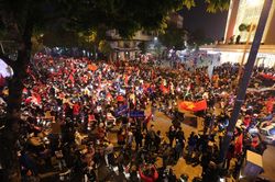 Người dân Thủ đô xuống đường ăn mừng chiến thắng lịch sử