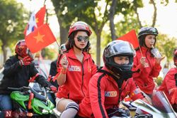 Dàn xe phân khối lớn náo loạn đường phố Hà Nội, tiếp lửa U22 Việt Nam lấy vàng SAE games
