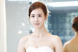 Người yêu cũ của chồng không mời mà tới đám cỗ, còn cả gan cưỡng hôn anh, tôi chỉ cười lại khiến cô ta thót tim