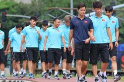 U22 Việt Nam đi bộ khởi động giữa buổi trưa nóng nực trong ngày diễn ra trận chung kết SEA Games 30