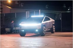 Elon Musk bị bắt gặp lái Tesla Cybertruck chạy quanh Los Angeles