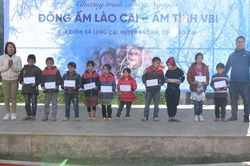 Tặng quà cho học sinh xã Lùng Cải (Bắc Hà)