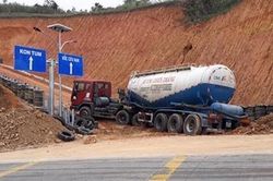 Xe bồn mất phanh trên đèo thoát nạn nhờ hốc cứu hộ đang thi công