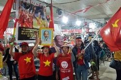 Tiểu thương chợ ở Đà Nẵng rực đỏ trước giờ bóng lăn