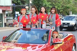 Hot girl Tây Đô quấn khăn rằn thêu cờ Tổ quốc cổ vũ U22 Việt Nam