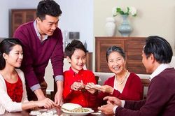 Tôi giấu vợ gửi tiền cho bố mẹ hàng tháng, vừa yên ấm cửa nhà lại được lòng đôi bên