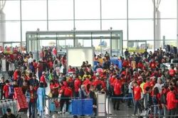 Hàng ngàn CĐV 'nhuộm đỏ' sân bay, sang Philippines tiếp lửa U22 Việt Nam
