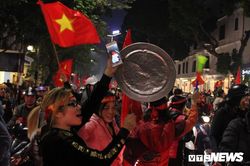 Hàng nghìn cổ động viên mang mâm, vung nồi đổ ra đường mừng chiến thắng U22 Việt Nam