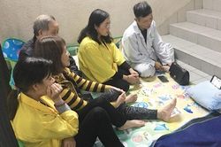 Xúc động hình ảnh cổ động viên đặc biệt cổ vũ U22 Việt Nam ở chân cầu thang bệnh viện