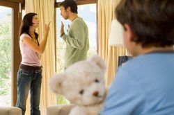 Những điều cha mẹ không nên làm trước mặt con