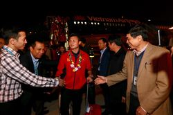 Hình ảnh các tuyển thủ Việt Nam xuất hiện trong vòng vây người hâm mộ