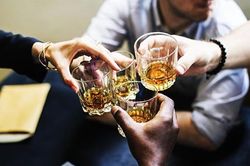 Uống rượu, bia quá đà là tự gây hại cho sức khỏe