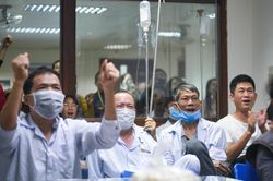 Những cổ động viên không cờ, băng rôn cổ vũ U22 Việt Nam