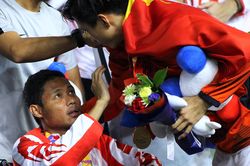 Văn Hậu động viên Evan Dimas khi nhận huy chương