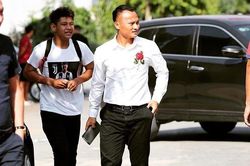 Trọng Hoàng có phong cách gọn gàng, thích mặc đồng điệu với vợ